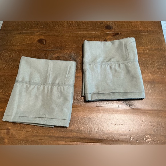 Set of 2 NWOT Microfiber Pillow Cases Queen Size – Grey - Picture 4 of 4
